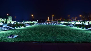 Varşova, Polonya. 26 Ağustos 2019. Castle Gardens - gece Vistula kenarından Varşova Kraliyet Kalesi bitişik bir bahçe. Bugün, kale bahçeleri mükemmel bir dinlenme yeridir.