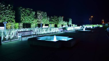 Varşova, Polonya. 26 Ağustos 2019. Castle Gardens - gece Vistula kenarından Varşova Kraliyet Kalesi bitişik bir bahçe. Bugün, kale bahçeleri mükemmel bir dinlenme yeridir.