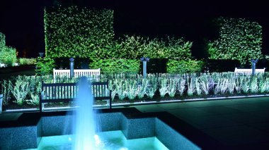 Varşova, Polonya. 26 Ağustos 2019. Castle Gardens - gece Vistula kenarından Varşova Kraliyet Kalesi bitişik bir bahçe. Bugün, kale bahçeleri mükemmel bir dinlenme yeridir.