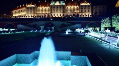 Varşova, Polonya. 26 Ağustos 2019. Castle Gardens - gece Vistula kenarından Varşova Kraliyet Kalesi bitişik bir bahçe. Bugün, kale bahçeleri mükemmel bir dinlenme yeridir.