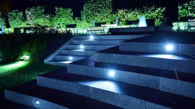 Varşova, Polonya. 26 Ağustos 2019. Castle Gardens - gece Vistula kenarından Varşova Kraliyet Kalesi bitişik bir bahçe. Bugün, kale bahçeleri mükemmel bir dinlenme yeridir.