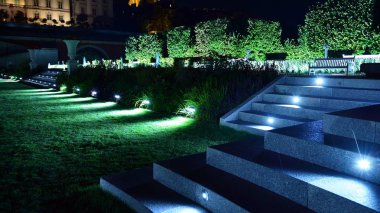 Varşova, Polonya. 26 Ağustos 2019. Castle Gardens - gece Vistula kenarından Varşova Kraliyet Kalesi bitişik bir bahçe. Bugün, kale bahçeleri mükemmel bir dinlenme yeridir.