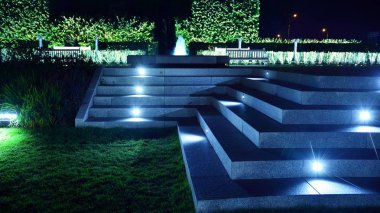 Varşova, Polonya. 26 Ağustos 2019. Castle Gardens - gece Vistula kenarından Varşova Kraliyet Kalesi bitişik bir bahçe. Bugün, kale bahçeleri mükemmel bir dinlenme yeridir.