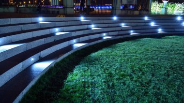 Varşova, Polonya. 26 Ağustos 2019. Castle Gardens - gece Vistula kenarından Varşova Kraliyet Kalesi bitişik bir bahçe. Bugün, kale bahçeleri mükemmel bir dinlenme yeridir.