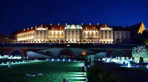 Varşova, Polonya. 26 Ağustos 2019. Castle Gardens - gece Vistula kenarından Varşova Kraliyet Kalesi bitişik bir bahçe. Bugün, kale bahçeleri mükemmel bir dinlenme yeridir.