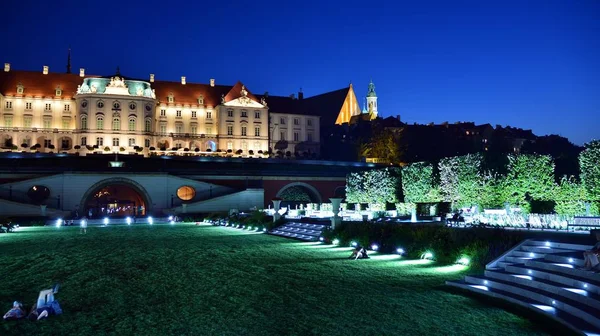 Varşova, Polonya. 26 Ağustos 2019. Castle Gardens - gece Vistula kenarından Varşova Kraliyet Kalesi bitişik bir bahçe. Bugün, kale bahçeleri mükemmel bir dinlenme yeridir.