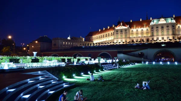 Varşova, Polonya. 26 Ağustos 2019. Castle Gardens - gece Vistula kenarından Varşova Kraliyet Kalesi bitişik bir bahçe. Bugün, kale bahçeleri mükemmel bir dinlenme yeridir.