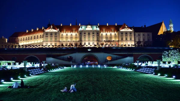 Varşova, Polonya. 26 Ağustos 2019. Castle Gardens - gece Vistula kenarından Varşova Kraliyet Kalesi bitişik bir bahçe. Bugün, kale bahçeleri mükemmel bir dinlenme yeridir.