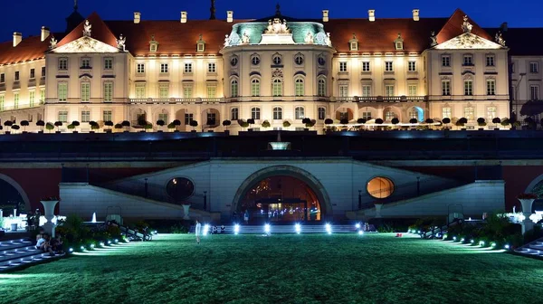 Varşova, Polonya. 26 Ağustos 2019. Castle Gardens - gece Vistula kenarından Varşova Kraliyet Kalesi bitişik bir bahçe. Bugün, kale bahçeleri mükemmel bir dinlenme yeridir.