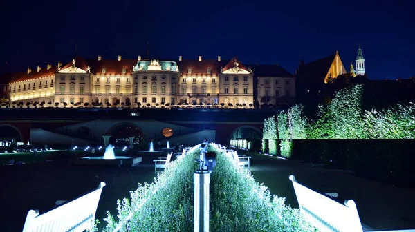 Varşova, Polonya. 26 Ağustos 2019. Castle Gardens - gece Vistula kenarından Varşova Kraliyet Kalesi bitişik bir bahçe. Bugün, kale bahçeleri mükemmel bir dinlenme yeridir.