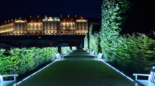 Varşova, Polonya. 26 Ağustos 2019. Castle Gardens - gece Vistula kenarından Varşova Kraliyet Kalesi bitişik bir bahçe. Bugün, kale bahçeleri mükemmel bir dinlenme yeridir.