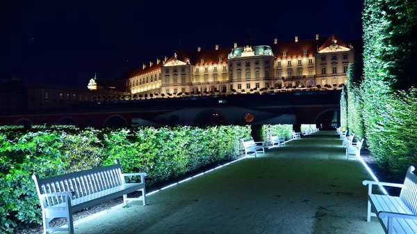 Varşova, Polonya. 26 Ağustos 2019. Castle Gardens - gece Vistula kenarından Varşova Kraliyet Kalesi bitişik bir bahçe. Bugün, kale bahçeleri mükemmel bir dinlenme yeridir.