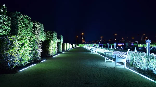 Varşova, Polonya. 26 Ağustos 2019. Castle Gardens - gece Vistula kenarından Varşova Kraliyet Kalesi bitişik bir bahçe. Bugün, kale bahçeleri mükemmel bir dinlenme yeridir.