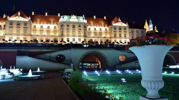 Varşova, Polonya. 26 Ağustos 2019. Castle Gardens - gece Vistula kenarından Varşova Kraliyet Kalesi bitişik bir bahçe. Bugün, kale bahçeleri mükemmel bir dinlenme yeridir.