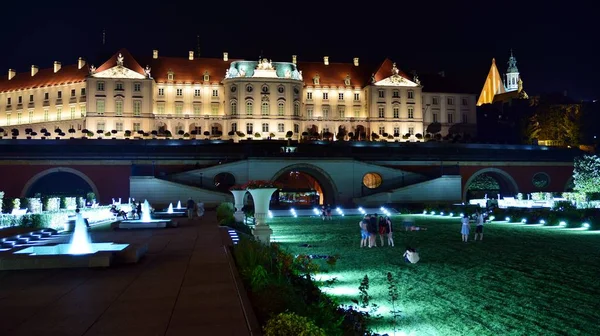 Varşova, Polonya. 26 Ağustos 2019. Castle Gardens - gece Vistula kenarından Varşova Kraliyet Kalesi bitişik bir bahçe. Bugün, kale bahçeleri mükemmel bir dinlenme yeridir.