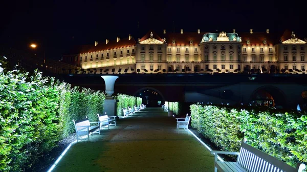 Varşova, Polonya. 26 Ağustos 2019. Castle Gardens - gece Vistula kenarından Varşova Kraliyet Kalesi bitişik bir bahçe. Bugün, kale bahçeleri mükemmel bir dinlenme yeridir.