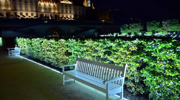 Varşova, Polonya. 26 Ağustos 2019. Castle Gardens - gece Vistula kenarından Varşova Kraliyet Kalesi bitişik bir bahçe. Bugün, kale bahçeleri mükemmel bir dinlenme yeridir.