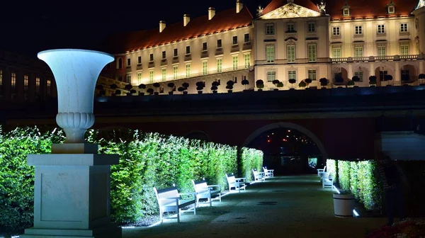 Varşova, Polonya. 26 Ağustos 2019. Castle Gardens - gece Vistula kenarından Varşova Kraliyet Kalesi bitişik bir bahçe. Bugün, kale bahçeleri mükemmel bir dinlenme yeridir.