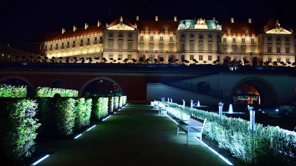 Varşova, Polonya. 26 Ağustos 2019. Castle Gardens - gece Vistula kenarından Varşova Kraliyet Kalesi bitişik bir bahçe. Bugün, kale bahçeleri mükemmel bir dinlenme yeridir.