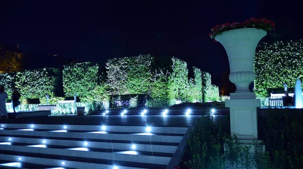 Varşova, Polonya. 26 Ağustos 2019. Castle Gardens - gece Vistula kenarından Varşova Kraliyet Kalesi bitişik bir bahçe. Bugün, kale bahçeleri mükemmel bir dinlenme yeridir.