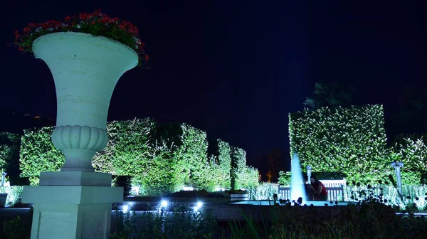 Varşova, Polonya. 26 Ağustos 2019. Castle Gardens - gece Vistula kenarından Varşova Kraliyet Kalesi bitişik bir bahçe. Bugün, kale bahçeleri mükemmel bir dinlenme yeridir.