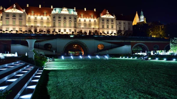 Varşova, Polonya. 26 Ağustos 2019. Castle Gardens - gece Vistula kenarından Varşova Kraliyet Kalesi bitişik bir bahçe. Bugün, kale bahçeleri mükemmel bir dinlenme yeridir.