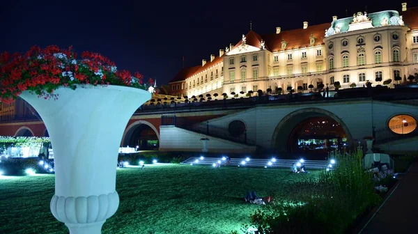Varşova, Polonya. 26 Ağustos 2019. Castle Gardens - gece Vistula kenarından Varşova Kraliyet Kalesi bitişik bir bahçe. Bugün, kale bahçeleri mükemmel bir dinlenme yeridir.