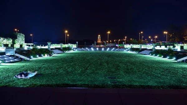 Varşova, Polonya. 26 Ağustos 2019. Castle Gardens - gece Vistula kenarından Varşova Kraliyet Kalesi bitişik bir bahçe. Bugün, kale bahçeleri mükemmel bir dinlenme yeridir.