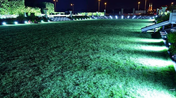 Varşova, Polonya. 26 Ağustos 2019. Castle Gardens - gece Vistula kenarından Varşova Kraliyet Kalesi bitişik bir bahçe. Bugün, kale bahçeleri mükemmel bir dinlenme yeridir.