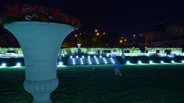 Varşova, Polonya. 26 Ağustos 2019. Castle Gardens - gece Vistula kenarından Varşova Kraliyet Kalesi bitişik bir bahçe. Bugün, kale bahçeleri mükemmel bir dinlenme yeridir.