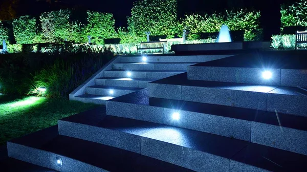 Varşova, Polonya. 26 Ağustos 2019. Castle Gardens - gece Vistula kenarından Varşova Kraliyet Kalesi bitişik bir bahçe. Bugün, kale bahçeleri mükemmel bir dinlenme yeridir.