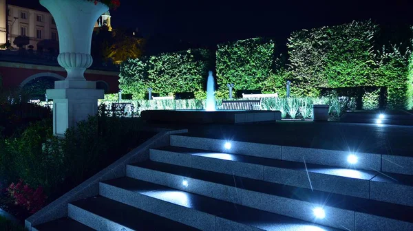 Varşova, Polonya. 26 Ağustos 2019. Castle Gardens - gece Vistula kenarından Varşova Kraliyet Kalesi bitişik bir bahçe. Bugün, kale bahçeleri mükemmel bir dinlenme yeridir.