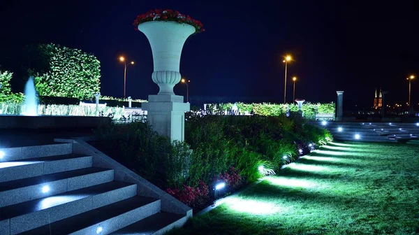 Varşova, Polonya. 26 Ağustos 2019. Castle Gardens - gece Vistula kenarından Varşova Kraliyet Kalesi bitişik bir bahçe. Bugün, kale bahçeleri mükemmel bir dinlenme yeridir.