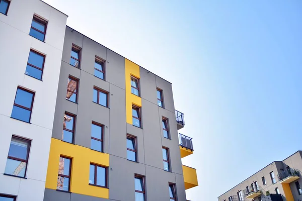 Modernos Edificios Apartamentos Día Soleado Con Cielo Azul Fachada Moderno — Foto de Stock