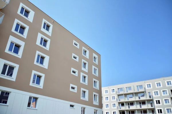 Moderne Appartementengebouwen Een Zonnige Dag Met Een Blauwe Lucht Voorzijde — Stockfoto