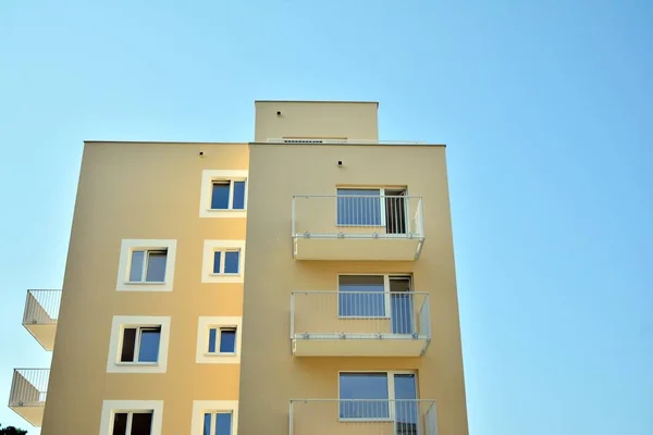 Edifícios Apartamentos Modernos Dia Ensolarado Com Céu Azul Fachada Moderno — Fotografia de Stock