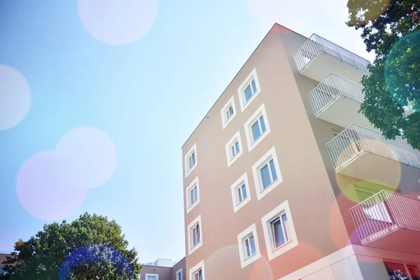 Modern Appartementengebouw Detail Glazen Oppervlak Met Zonlicht — Stockfoto