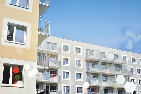 Modern apartman detay, güneş ışığı ile cam yüzey