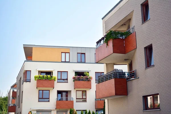 Moderne Mehrfamilienhäuser Einem Sonnigen Tag Mit Blauem Himmel Fassade Eines — Stockfoto