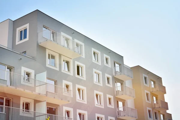 Nowoczesny Apartament Detal Budynku Szklana Powierzchnia Światłem Słonecznym — Zdjęcie stockowe