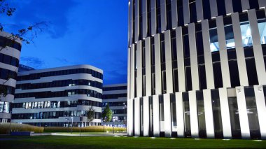 Varşova, Polonya.28 Ağustos 2019. Gece Iş Bahçesi kompleksi. Orijinal mimari ve bir iç yeşil bahçe ile karakterize yedi bağımsız binalar.