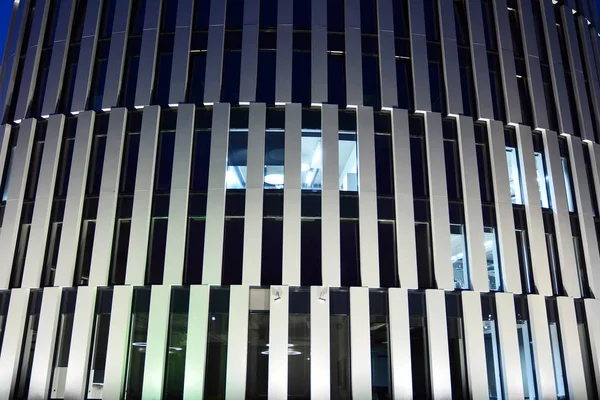 Moderno Edificio Oficinas Por Noche Luces Nocturnas Edificio Oficinas Centro — Foto de Stock