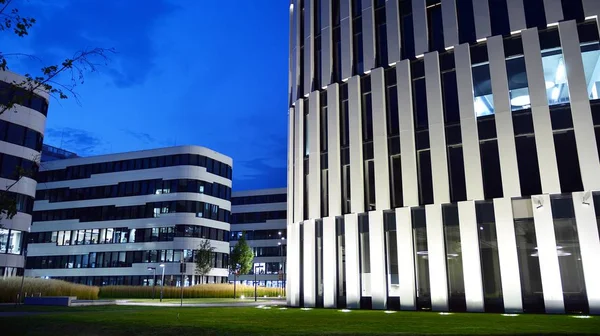 Varşova, Polonya.28 Ağustos 2019. Gece Iş Bahçesi kompleksi. Orijinal mimari ve bir iç yeşil bahçe ile karakterize yedi bağımsız binalar.