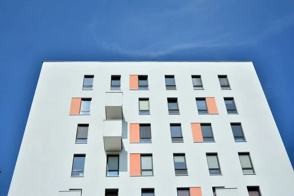 Moderne Appartementengebouwen Een Zonnige Dag Met Een Blauwe Lucht Voorzijde — Stockfoto