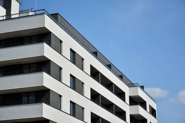 Moderne Mehrfamilienhäuser Einem Sonnigen Tag Mit Blauem Himmel Fassade Eines — Stockfoto