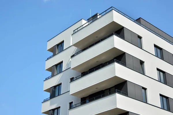 Edifícios Apartamentos Modernos Dia Ensolarado Com Céu Azul Fachada Moderno — Fotografia de Stock