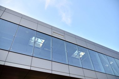 Modern ofis binası cephe parçası. Cam duvar soyut tekstürlü dış.