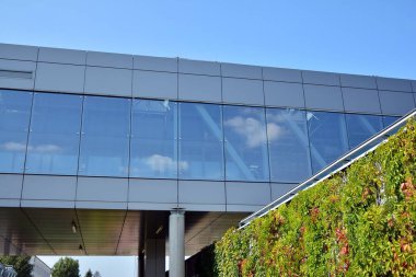 Modern ofis binası cephe parçası. Cam duvar soyut tekstürlü dış.