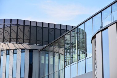 Modern ofis binası cephe parçası. Cam duvar soyut tekstürlü dış.