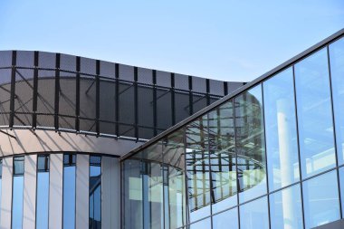 Modern ofis binası cephe parçası. Cam duvar soyut tekstürlü dış.